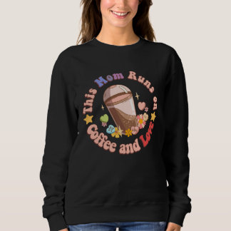 This Mom Runs on Coffee and Love Funny Caffeine Mo スウェットシャツ