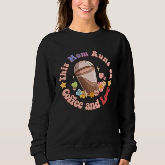 This Mom Runs on Coffee and Love Funny Caffeine Mo スウェットシャツ (正面)