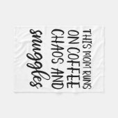This Mom Runs On Coffee Chaos And Snuggles  フリースブランケット (正面(横))