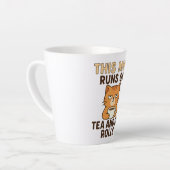 This Mug Runs on Tea and Eye Rolls – Funny British カフェラテマグ (左アングル)