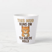 This Mug Runs on Tea and Eye Rolls – Funny British カフェラテマグ (正面)