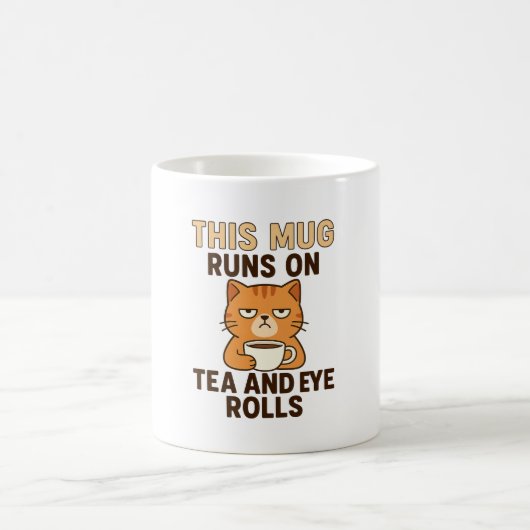 This Mug Runs on Tea and Eye Rolls – Funny British コーヒーマグカップ (中央)