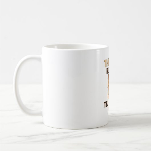 This Mug Runs on Tea and Eye Rolls – Funny British コーヒーマグカップ (左)