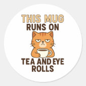 This Mug Runs on Tea and Eye Rolls – Funny British ラウンドシール (正面)