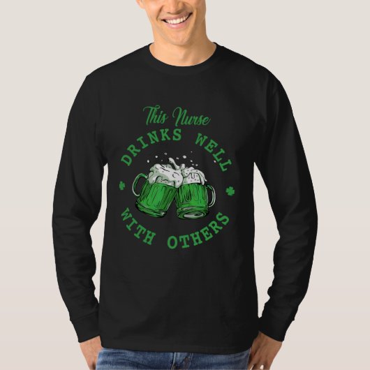 This Nurse Drinks Well With Others St Patrick's Da Tシャツ (正面)