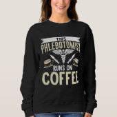 This Phlebotomist Runs On Coffee Phlebotomy Tech T スウェットシャツ (正面)