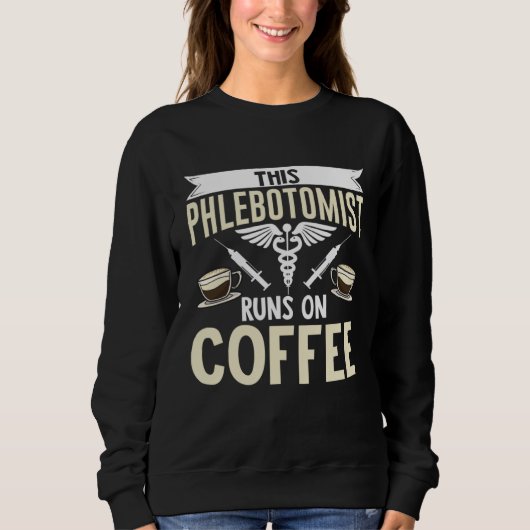 This Phlebotomist Runs On Coffee Phlebotomy Tech T スウェットシャツ (正面)
