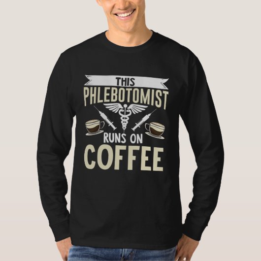 This Phlebotomist Runs On Coffee Phlebotomy Tech T Tシャツ (正面)
