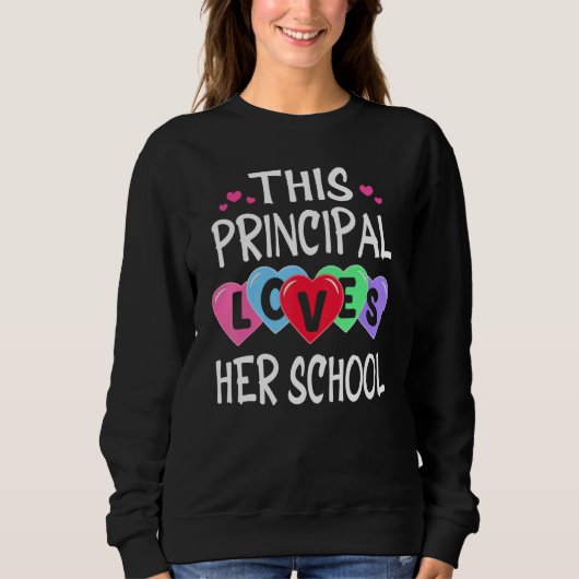 THIS PRINCIPAL LOVES HER SCHOOL Shirts Valentines  スウェットシャツ (正面)