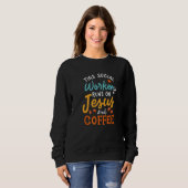 This Social Worker Runs On Jesus And Coffee スウェットシャツ (正面フル)