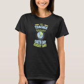 This Teacher Celebrates Earth Day Every Day 1 Tシャツ (正面)