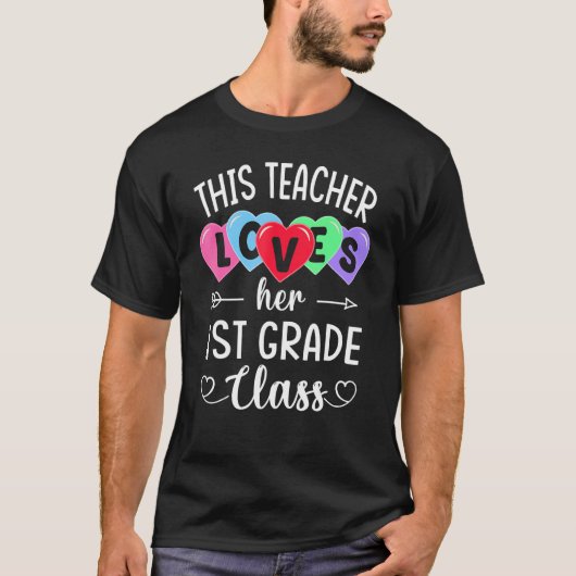 THIS TEACHER LOVES HER 1ST GRADE CLASS Shirts Vale Tシャツ (正面)