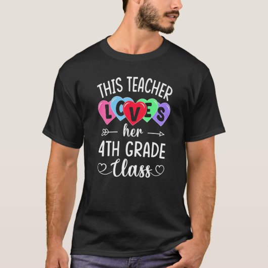 THIS TEACHER LOVES HER 4TH GRADE CLASS Shirts Vale Tシャツ (正面)