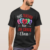 THIS TEACHER LOVES HER 5TH GRADE CLASS Shirts Vale Tシャツ (正面)