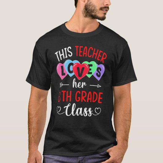 THIS TEACHER LOVES HER 6TH GRADE CLASS Shirts Vale Tシャツ (正面)
