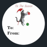 This The Season Santa Cat Christmasラベルから ラウンドシール<br><div class="desc">サンタハットの可愛赤と白い子猫が木の上につるクリスマスのデコメントを準備している。この幸せな猫はぶら下がった尾にキャンディーの杖を持つ。赤と緑のクリスマスボールに白い装飾が施されている。キャンディ読ーンレタリング：今シーズン。現在、黒のカスタマイズ可能な文字が読あり：至：自：</div>