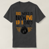 This Witch Is Brewing Up a Baby Halloween Pregnant Tシャツ (デザイン正面)