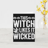 This Witch Likes It Wicked Funny Halloween Broom  カード (黄色い花)