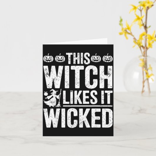 This Witch Likes It Wicked Funny Halloween Broom  カード (黄色い花)