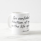 Thoreauの引用文のマグ コーヒーマグカップ (正面左)