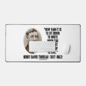 Thoreau 机に向かって座って書くより先に立ち上がって生きよ デスクマット (キーボード&マウス)