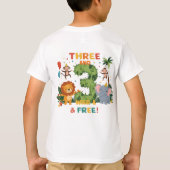 Three and Wild & Free – ジャングルパーティー誕生日 Tシャツ (裏面)