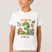 Three and Wild & Free – ジャングルパーティー誕生日 Tシャツ (正面)
