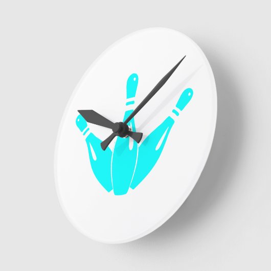 Three Bowling Pins Aqua Blue ラウンド壁時計 (傾斜)