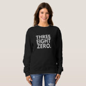 THREE EIGHT ZERO エリアコード 380 コロンバス オハイオ州 アメリカ スウェットシャツ (正面フル)