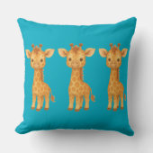 "Three Giraffe Friends" Throw Pillow クッション (正面)