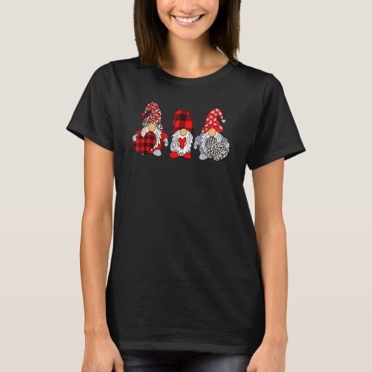 Three Gnomes Holding Hearts Red Plaid Leopard Vale Tシャツ (正面)