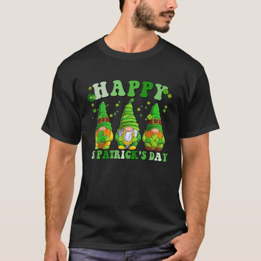 Three Gnomes Holding Shamrock Groovy Happy St Patr Tシャツ (正面)