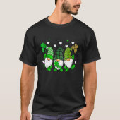 Three Gnomes Holding Shamrock Leopard Plaid St Pat Tシャツ (正面)