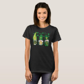 Three Gnomes Holding Shamrock Leopard Plaid St Pat Tシャツ (正面フル)