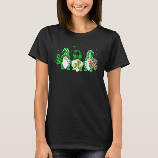 Three Gnomes Holding Shamrock Leopard Plaid St Pat Tシャツ (正面)