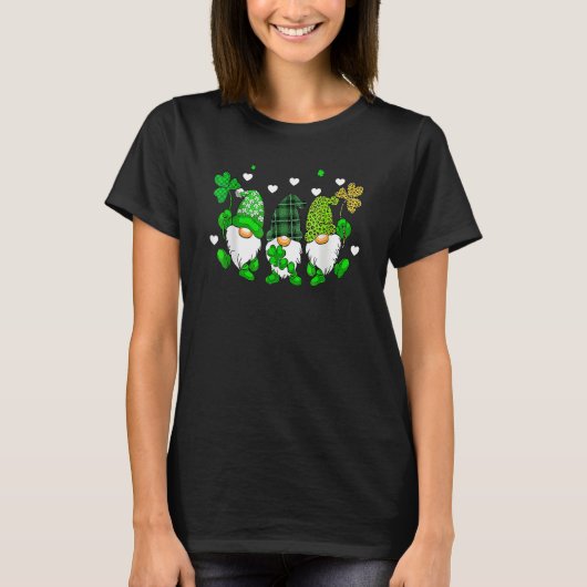Three Gnomes Holding Shamrock Leopard Plaid St Pat Tシャツ (正面)