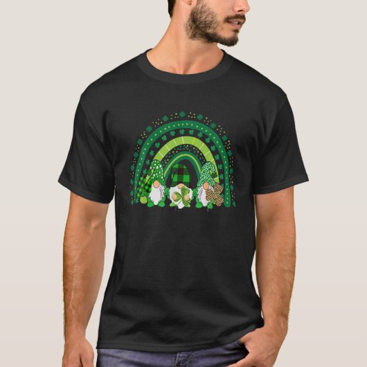 Three Gnomes Holding Shamrock Leopard Plaid St Pat Tシャツ (正面)