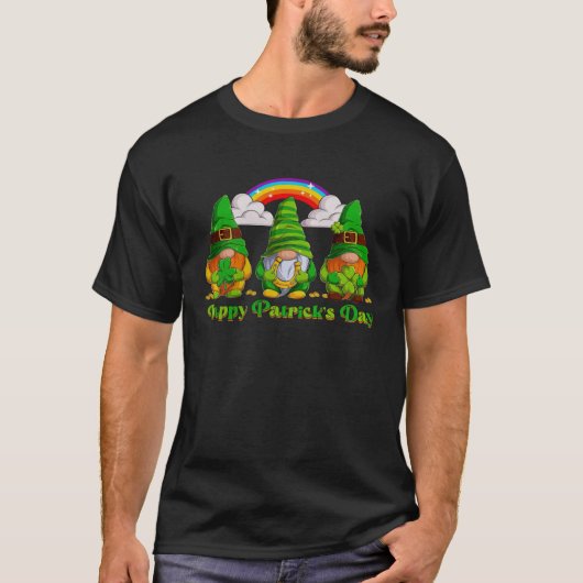 Three Gnomes Holding Shamrock Rainbow St Patrick's Tシャツ (正面)