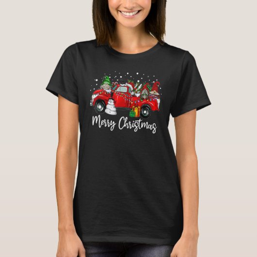 Three Gnomes in Red Truck With Merry Christmas Tre Tシャツ (正面)