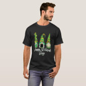 Three Gnomes Shamrock Happy St Patrick's Day Go Lu Tシャツ (正面フル)