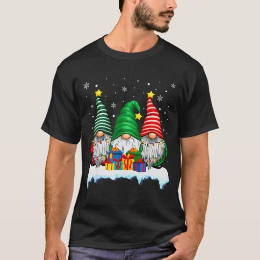 Three Gnomes Tree Lights Men Women Matching Xmas H Tシャツ (正面)