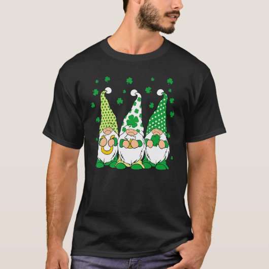 Three Green Irish Gnomes Shamrock Clover St Patric Tシャツ (正面)