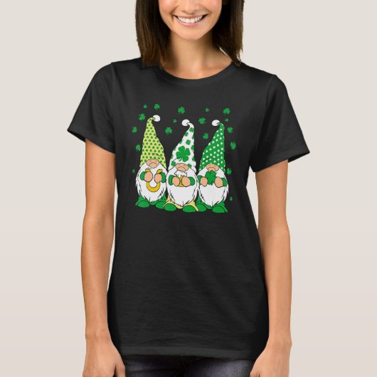 Three Green Irish Gnomes Shamrock Clover St Patric Tシャツ (正面)