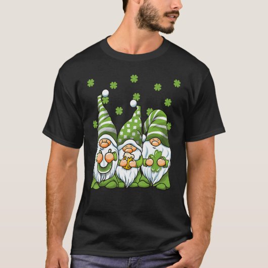 Three Green Irish Gnomes Shamrock Clover St Patric Tシャツ (正面)