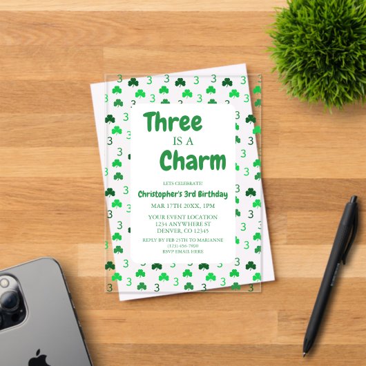 Three Is A Charm セントパトリックデー 3歳の誕生日 アクリル招待状 (インサイチュ (招待状))