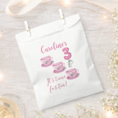 Three It's Time for Tea 3歳の誕生日招待状 フェイバーバッグ (クリップ留めされた状態)