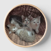 Three Kittens in a Wicker Basket 壁時計 (正面)
