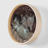 Three Kittens in a Wicker Basket 壁時計 (傾斜)