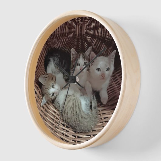 Three Kittens in a Wicker Basket 壁時計 (傾斜)