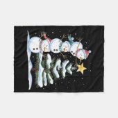 Three Snowmen Are Arranging A Christmas Tree Cute  フリースブランケット (正面(横))